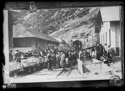 Reproducció d'una postal amb la inauguració del túnel internacional de Canfranc