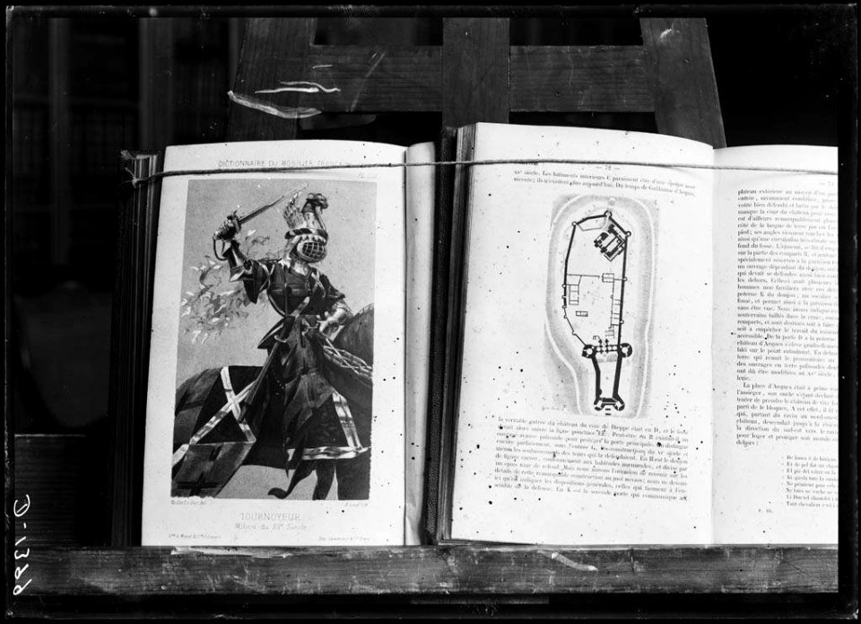 Reproducció de les planes de dos llibres on es veu a l'esquerra un cavaller armat sobre un cavall preparat per un torneig i a la dreta el planell d'un castell del segle XV