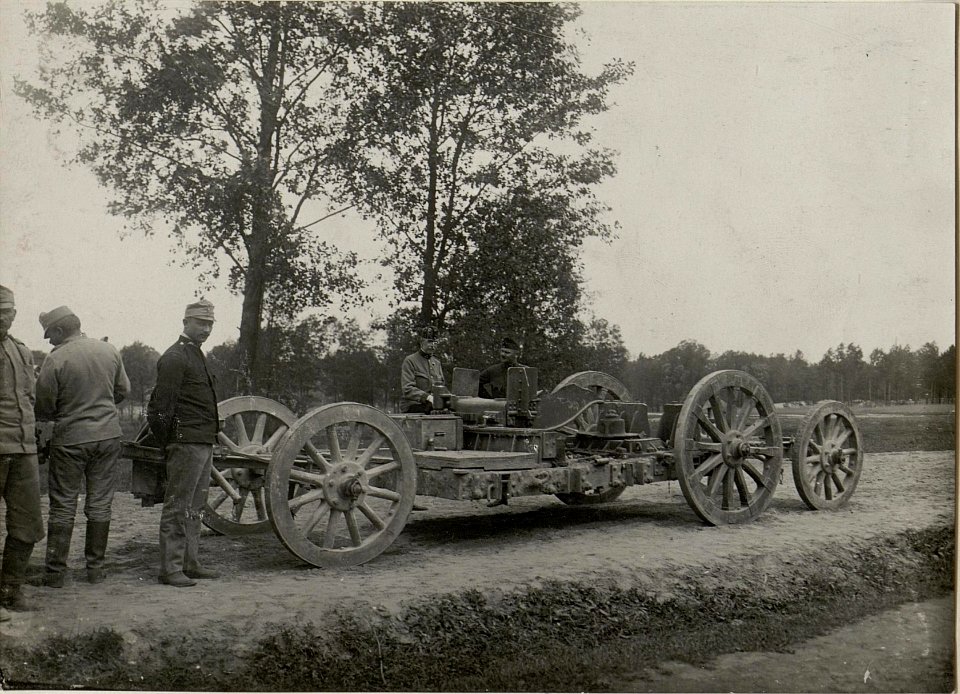 Reste eines durch einen Rohrkrepierer gesprengten 24 cm Mörsers in Gedlarova, aufgenommen im Juli 1915 (BildID 15541414)