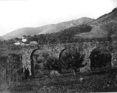 Restes d'un aqüeducte romà de Pineda de Mar i dos homes