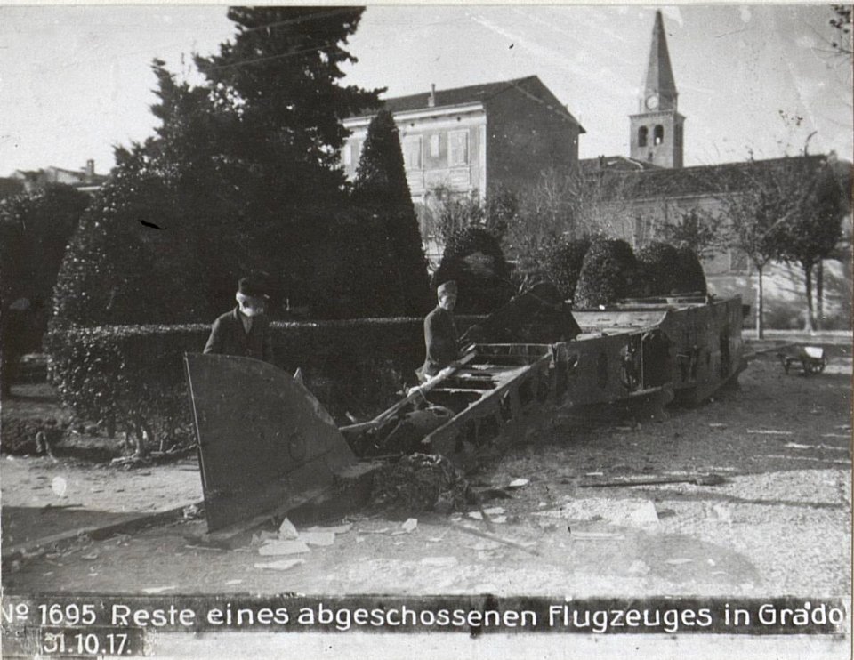 Reste eines abgeschossenen Flugzeuges in Grado 31.10.17. (BildID 15608292)