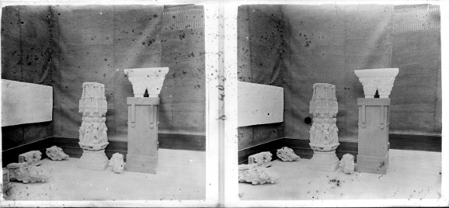 Restes d ' una creu de Tàrrega conservades a l ' interior del museu provincial