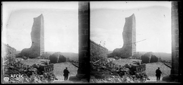 Restes de la torre de Peracamps amb un home passant