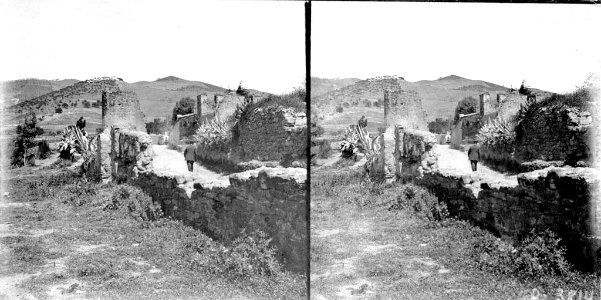Restes del castell de Bellesguard amb un home