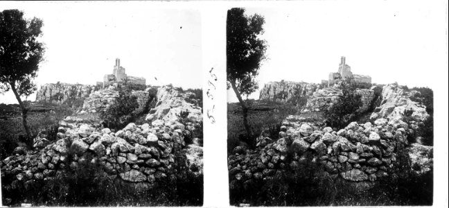 Restes dels esglaons de pujada cap a l'església d ' Olèrdola