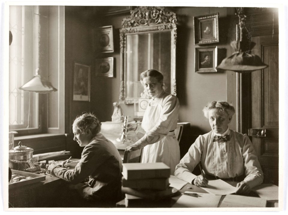 Reprofoto. Katalogiseringspersonal. Husan Anna i mitten - Hallwylska museet - 86988