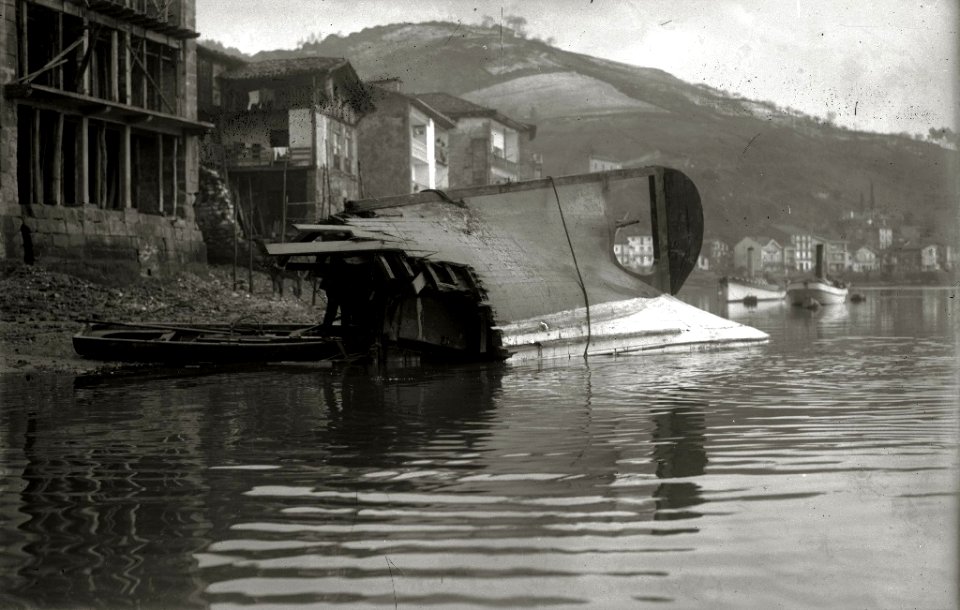 Restos de un naugragio en el puerto de Pasaia (1 de 3) - Fondo Car-Kutxa Fototeka