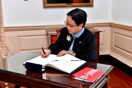 Retno Marsudi signs Sec Pompeo's guestbook