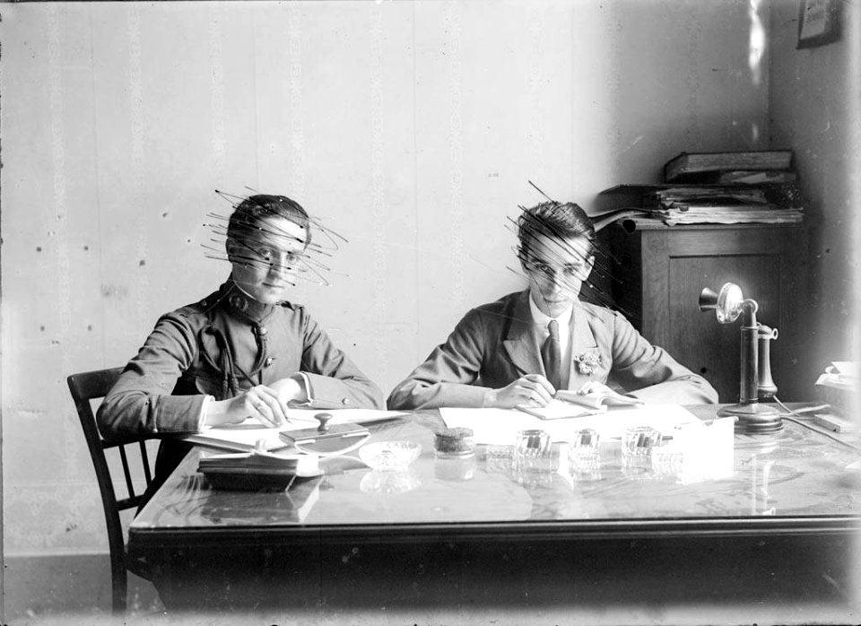 Retrat de dos homes a un despatx, un és un militar amb les cares ratllades (AFCEC RIBASV D 4806)