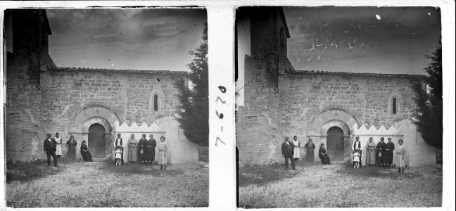 Retrat de grup a la façana de l'església de Sant Joan Samora