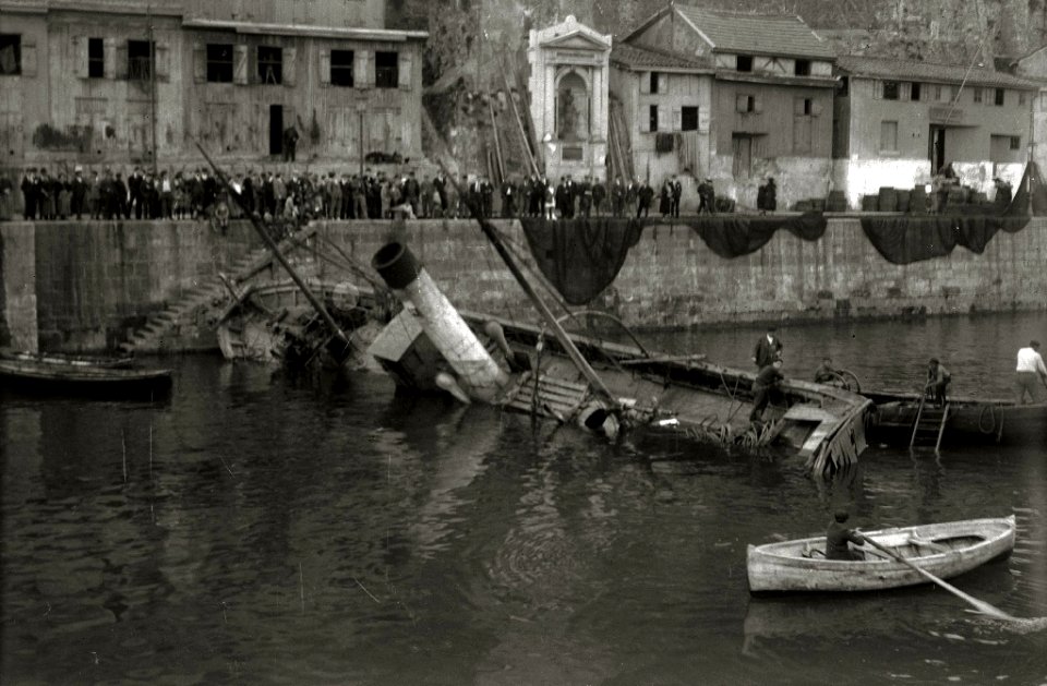 Rescate de un barco hundiéndose en el muelle (4 de 4) - Fondo Car-Kutxa Fototeka