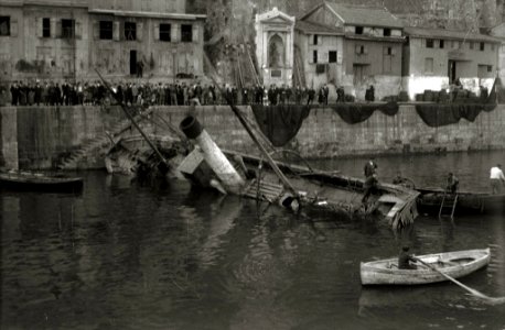 Rescate de un barco hundiéndose en el muelle (4 de 4) - Fondo Car-Kutxa Fototeka
