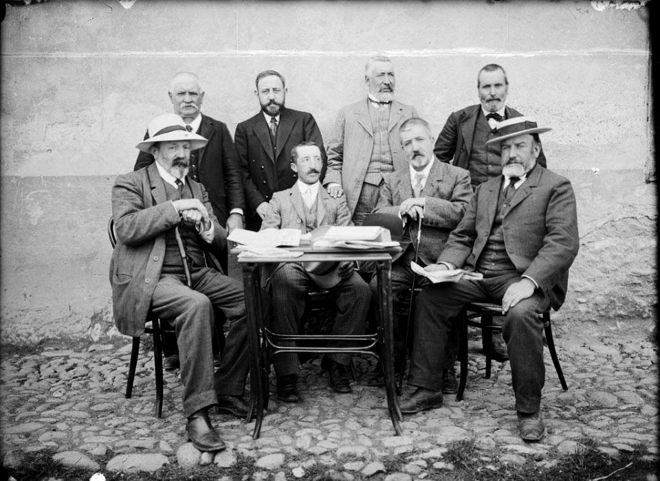 Retrat dels membres de l'Ajuntament de Benasc al voltant d'una taula