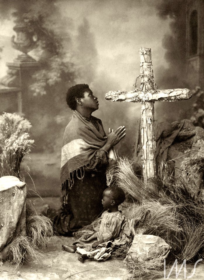 Retrato de mulher diante da cruz, com criança chorando ao lado - Vincenzo Pastore