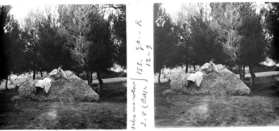 Retrat d'Elvira sobre una roca al parc de Montjuïc