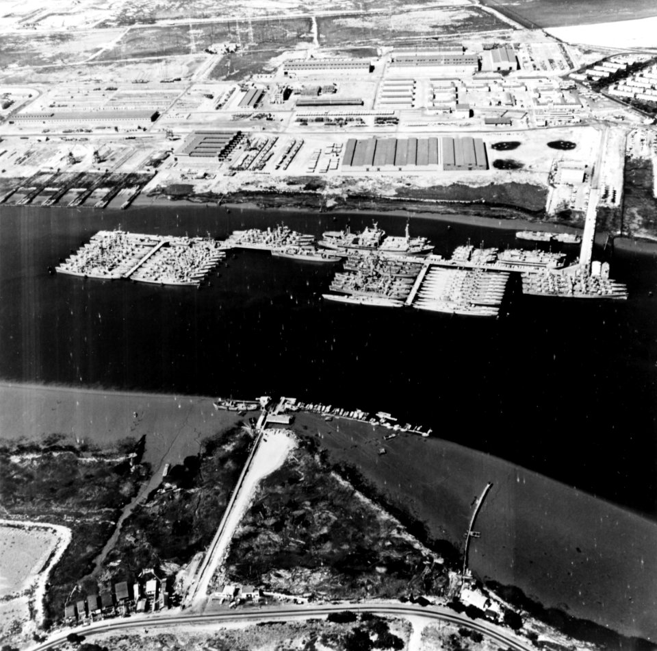 Reserve fleet ships at the Mare Island Naval Shipyard, California (USA), on 12 July 1960 (NH 88080)