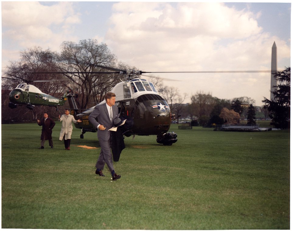 Return of the President from Florida. President Kennedy, Chief of White House Secret Service Detail Jerry Behn, Press... - NARA - 194196