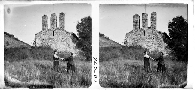 Retrat de dues dones al costat de la façana d ' una església de Sant Quirze de Terrassa