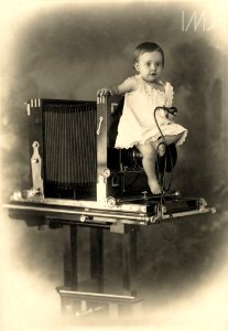 Retrato de criança sentada sobre câmera de estúdio - Vincenzo Pastore photo