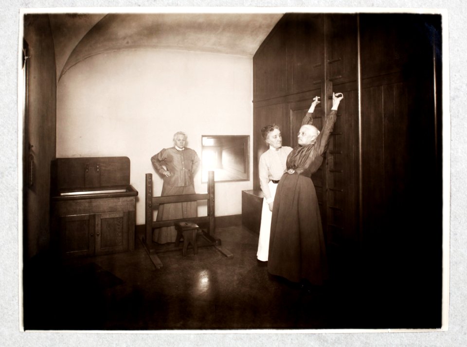 Reprofotografier av porträtt, till utställningen Huset som tiden glömde - Hallwylska museet - 87793