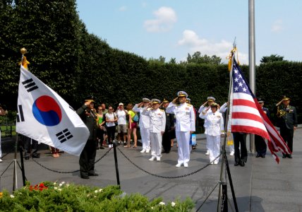 Republic of Korea CNO visits the Korean War Memorial. (14601863188)