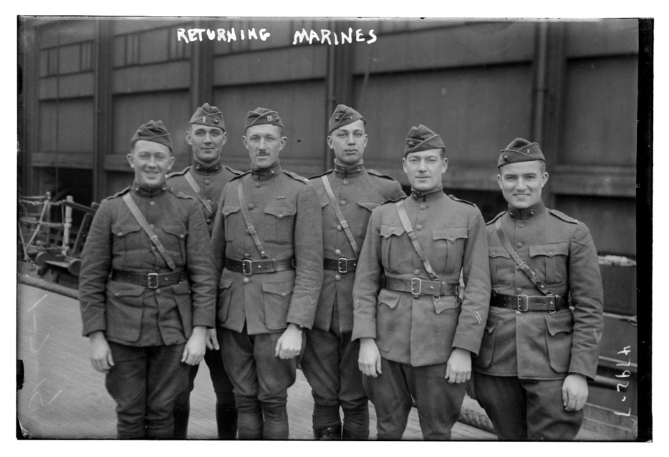 Returning marines LCCN2014708209