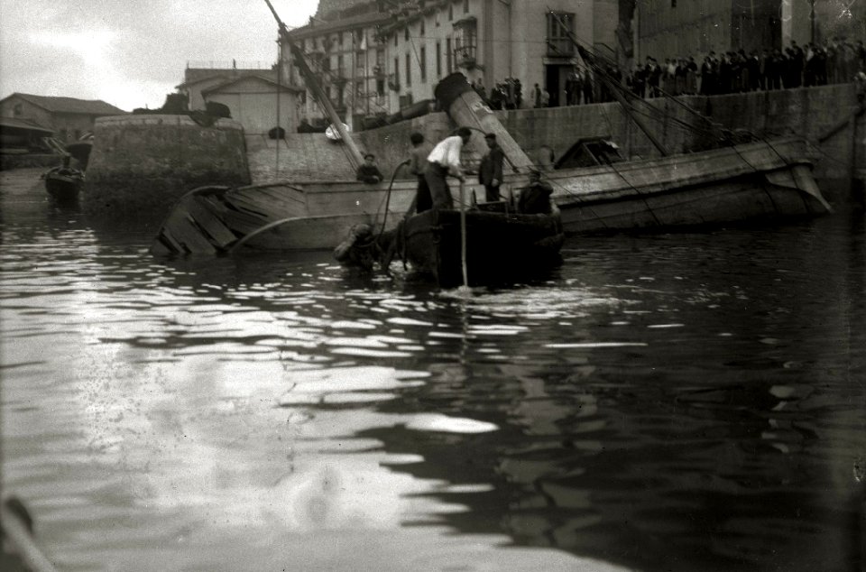 Rescate de un barco hundiéndose en el muelle (2 de 4) - Fondo Car-Kutxa Fototeka