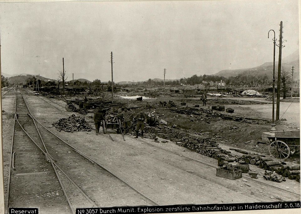 Reservat Durch Munit. Explosion zerstörte Bahnhofanlage in Haidenschaff 5.6.18. (BildID 15619773)