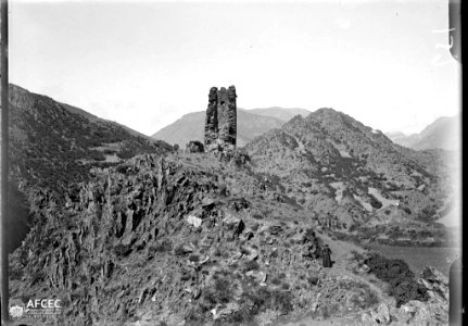 Restes d'una torre de senyals dalt d'un turó i un sacerdot a mitja vessant (AFCEC MORELLO A 0651)