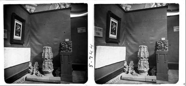 Restes de la creu de terme de Tàrrega a l ' interior del museu provincial de Lleida