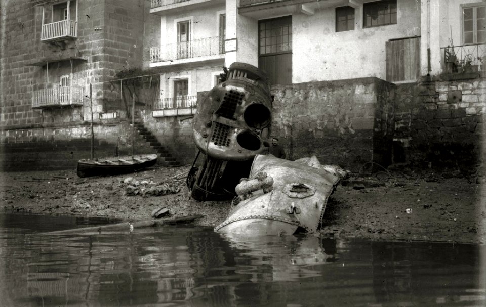 Restos de un naugragio en el puerto de Pasaia (2 de 3) - Fondo Car-Kutxa Fototeka