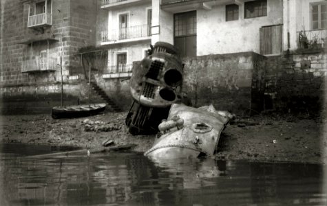 Restos de un naugragio en el puerto de Pasaia (2 de 3) - Fondo Car-Kutxa Fototeka