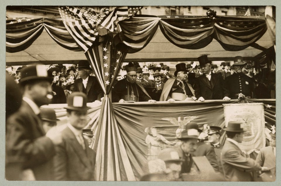 Reviewing stand - Samuel Clemens, Cardinal Louge, Archbishop Farley and James Farley, oldest policemen in parade of 1908 LCCN2005689067