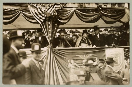 Reviewing stand - Samuel Clemens, Cardinal Louge, Archbishop Farley and James Farley, oldest policemen in parade of 1908 LCCN2005689067