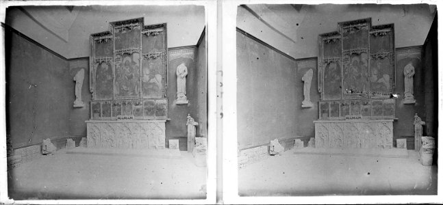 Retaule conservat a l ' interior d ' una sala del museu provincial