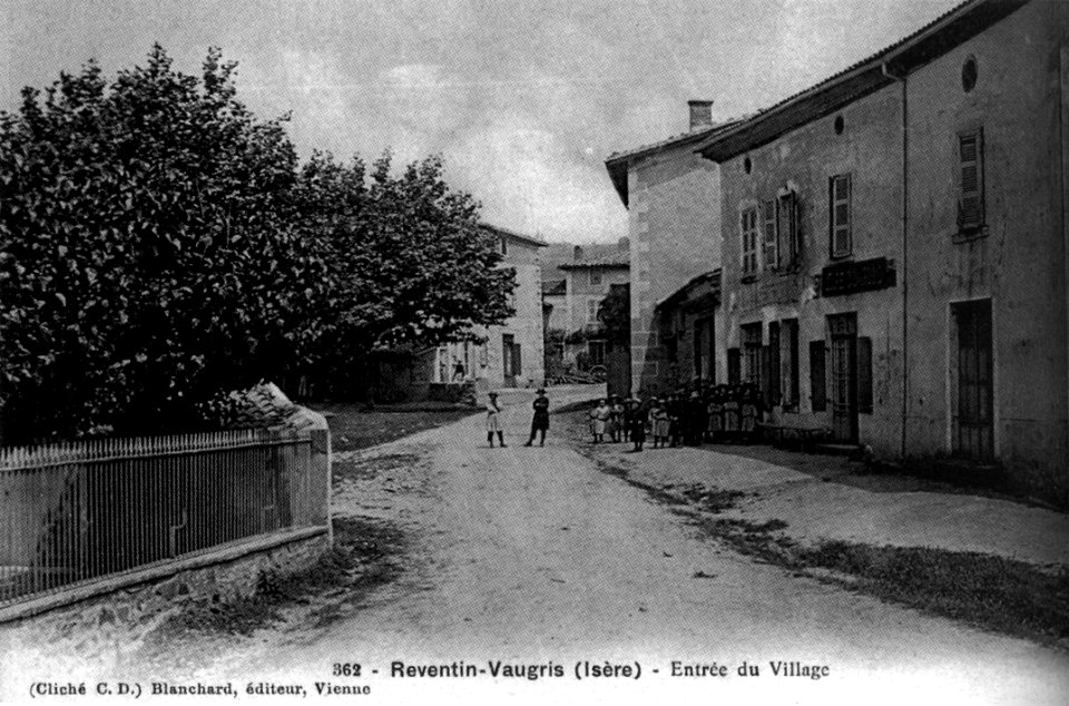 Reventin-Vaugris, entrée du village, 1906, p174 de L'Isère les 533 communes - cliché C D, Blanchard édit à Vienne