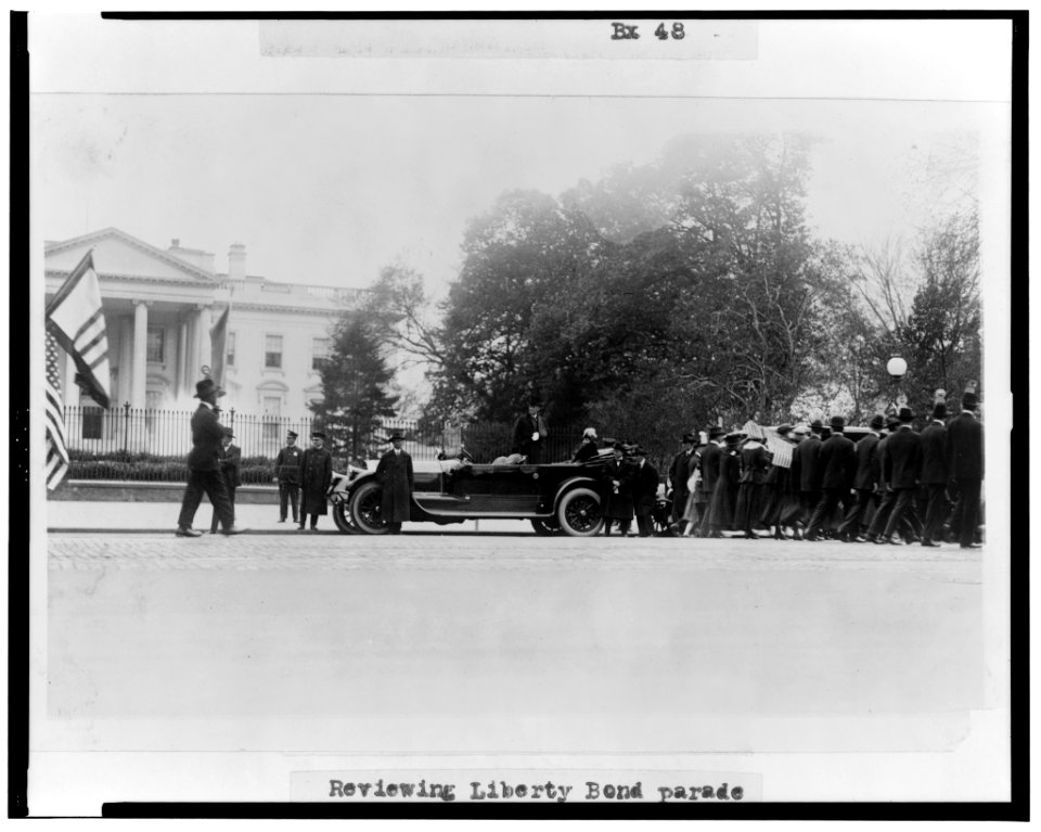 Reviewing liberty bond parade, April 27 1918 LCCN2002713176