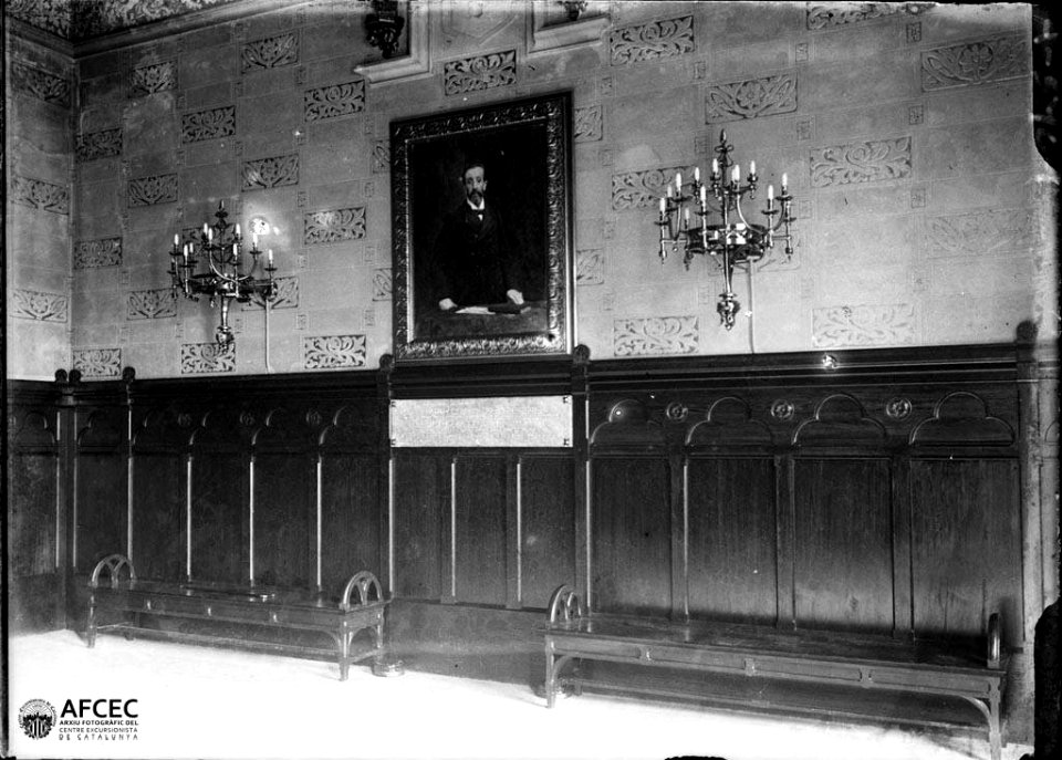 Retrat a l'interior de la casa de la vila de Sitges
