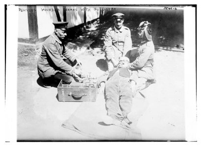 Reviving wounded German with Pulmotor LCCN2014699399