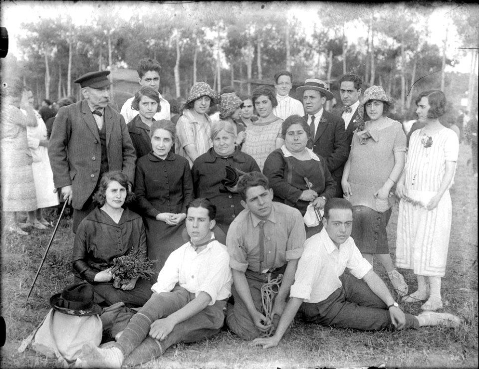 Retrat d'un grup de persones al bosc (AFCEC RIBASV C 2545)