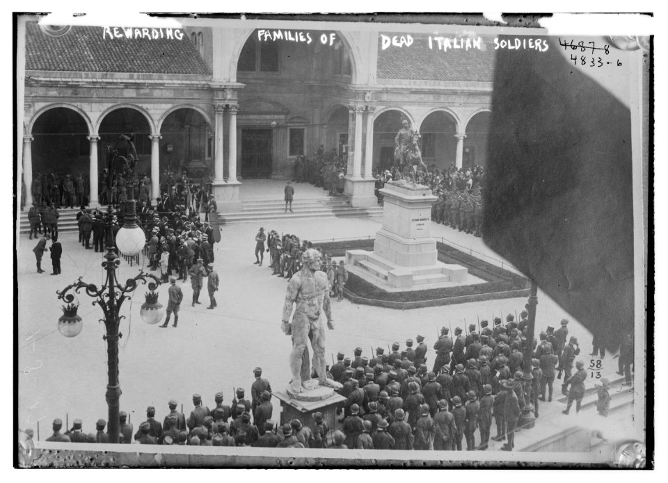 Rewarding families of dead Italian soldiers LCCN2014708440