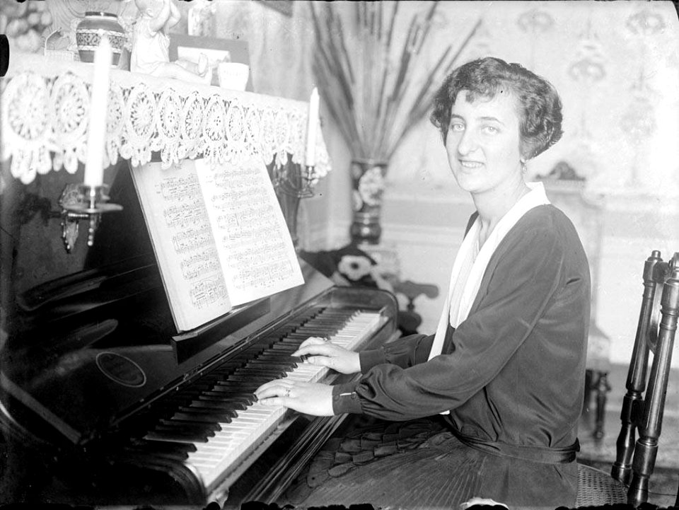Retrat d'una dona tocant el piano (AFCEC RIBASV C 2535)
