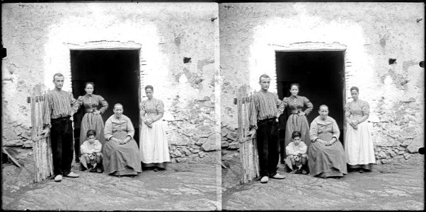 Retrat d'una família davant de la masia de Can Muntaner (AFCEC BORDAS D 4185)