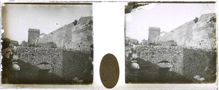 Restes arquitectòniques i part de la muralla de Tarragona amb la Torre de l'Arquebisbe al fons
