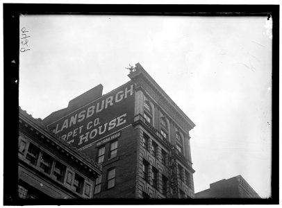 REYNOLDS, J., PERFORMING ACROBATIC AND BALANCING ACTS ON HIGH CORNICE ABOVE 9TH STREET, N.W. LCCN2016868359 photo