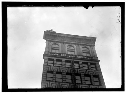 REYNOLDS, J., PERFORMING ACROBATIC AND BALANCING ACTS ON HIGH CORNICE ABOVE 9TH STREET, N.W. LCCN2016868361 photo