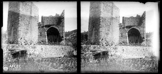 Restes del castell de Sant Llorenç de la Muga amb horts al voltant