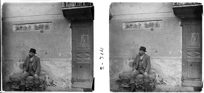 Retrat del Sr . Vergés i una inscripció a la plaça