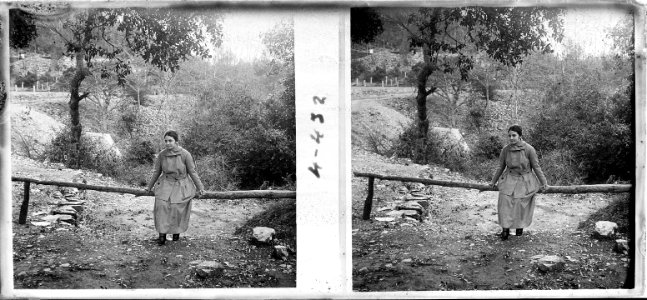 Retrat frontal de la Conchita Calonge a contrallum