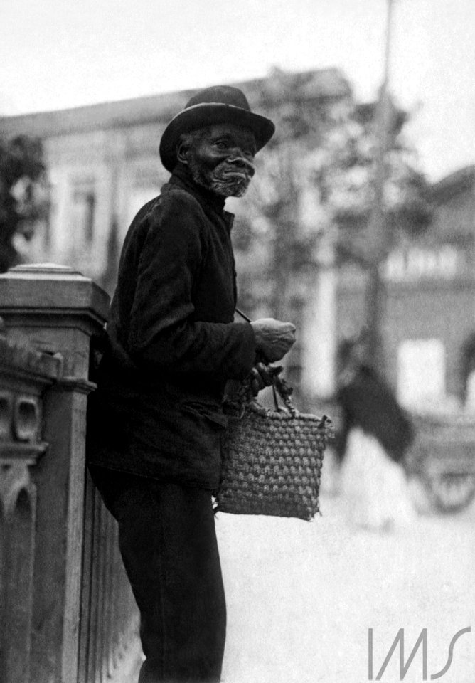 Retrato de homem idoso recostado em grade metálica da rua São João - Vincenzo Pastore